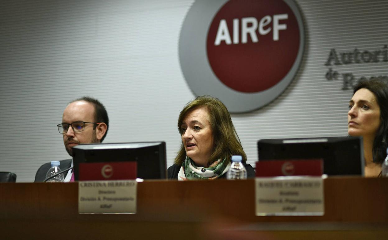 En el centro, Cristina Herrero, presidenta de la AIReF.