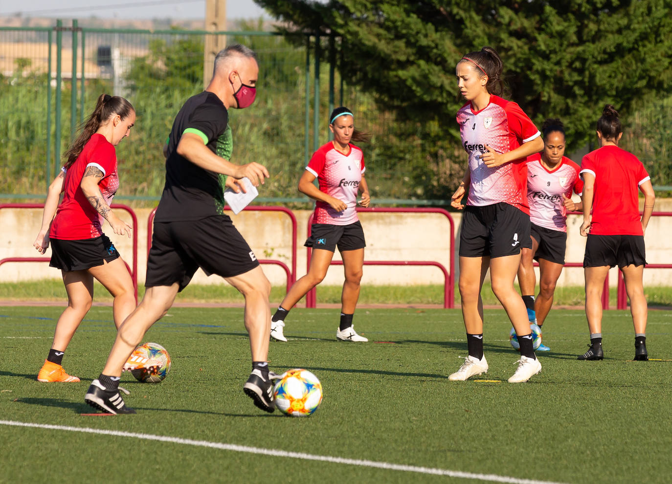 Las logroñesas iniciaron este lunes la pretemporada con un proyecto ilusionante y reconocido, pero con las incertidumbres que genera el coronavirus