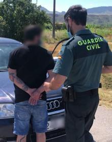 Imagen secundaria 2 - La niña, tras el rescate, y el detenido, con la Guardia Civil.