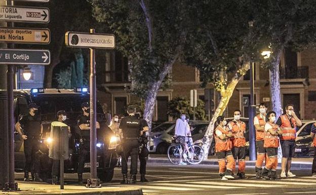 Miembros de Policía y voluntarios de Cruz Roja vigilan el entorno de la plaza de la Diversidad durante la noche del ascenso de la UDL a Segunda. 