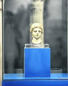 Imagen secundaria 2 - Museo de la Romanización. La 'casa del millonario' es un edificio construido por Agapito del Valle en los años 30 por encargo de un ciudadano al que le tocó la lotería nacional. El palacete, que todavía conserva sus adornos modernistas, sirve hoy como sede del Museo de la Romanización, con piezas de la época romana recogidas por toda La Rioja. - 'Dama calagurritana' y mosaico. El emblema del Museo es una efigie que, pese a su nombre popular, probablemente representaba al dios Apolo o a un efebo. A su lado, uno de los ejemplos más sobresalientes de pavimento de mosaico. 