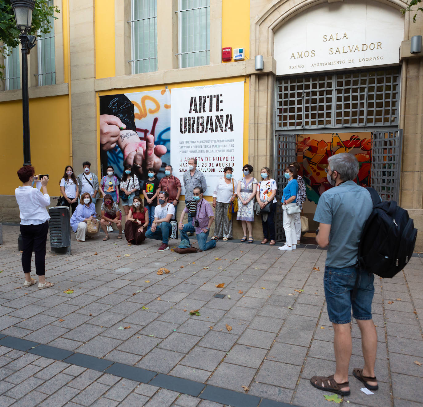 Las visitas guiadas, que tienen lugar entre este viernes y el próximo sábado, 1 de agosto, desvelan los secretos e historias de los murales que decoran el callejero logroñés 