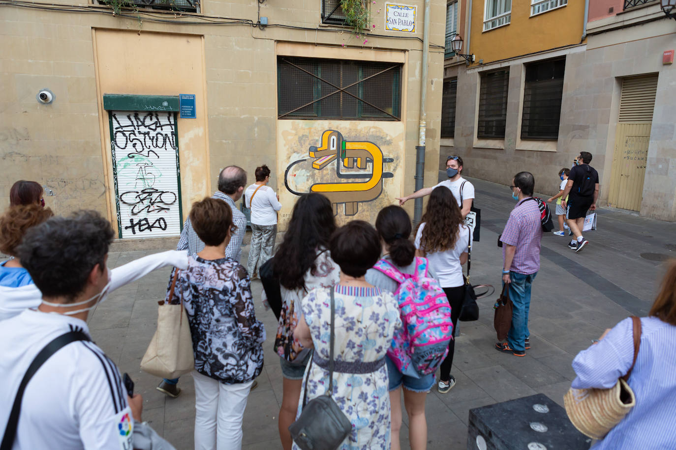 Las visitas guiadas, que tienen lugar entre este viernes y el próximo sábado, 1 de agosto, desvelan los secretos e historias de los murales que decoran el callejero logroñés 