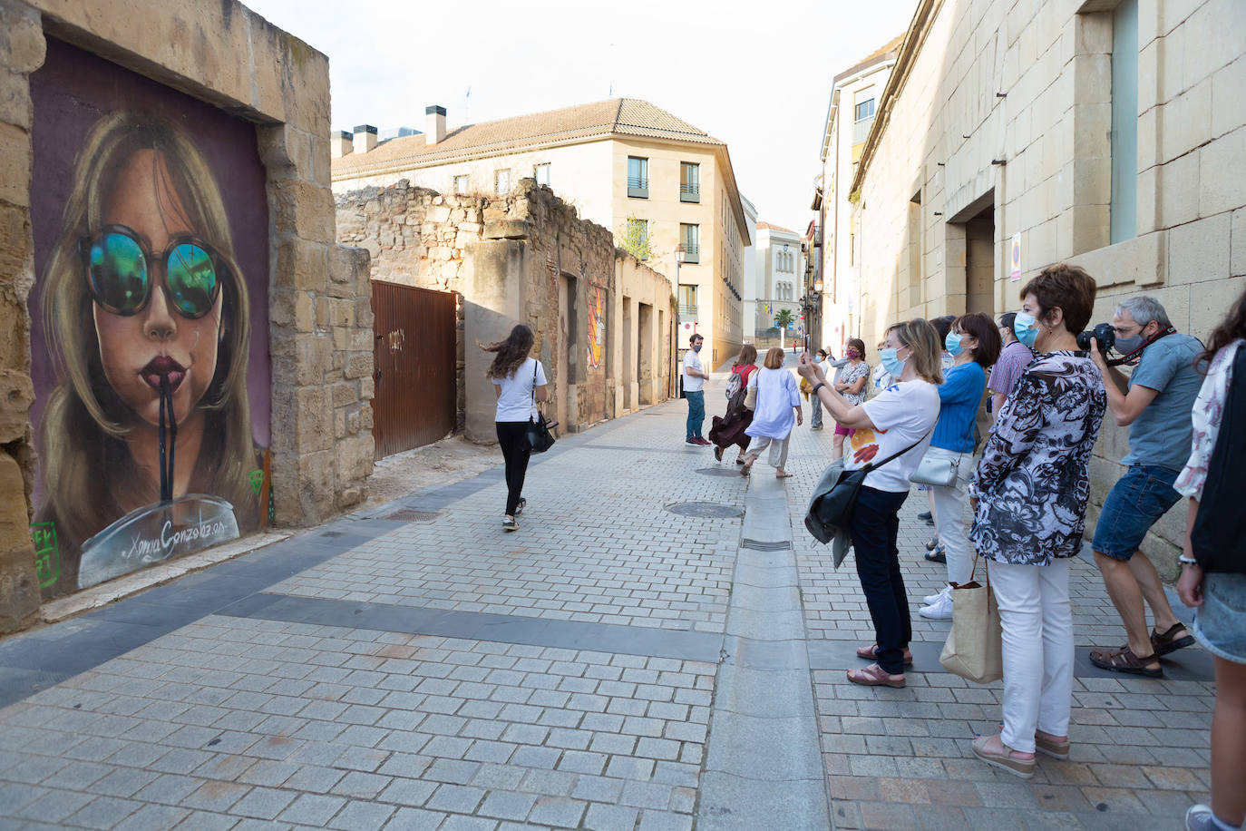 Las visitas guiadas, que tienen lugar entre este viernes y el próximo sábado, 1 de agosto, desvelan los secretos e historias de los murales que decoran el callejero logroñés 