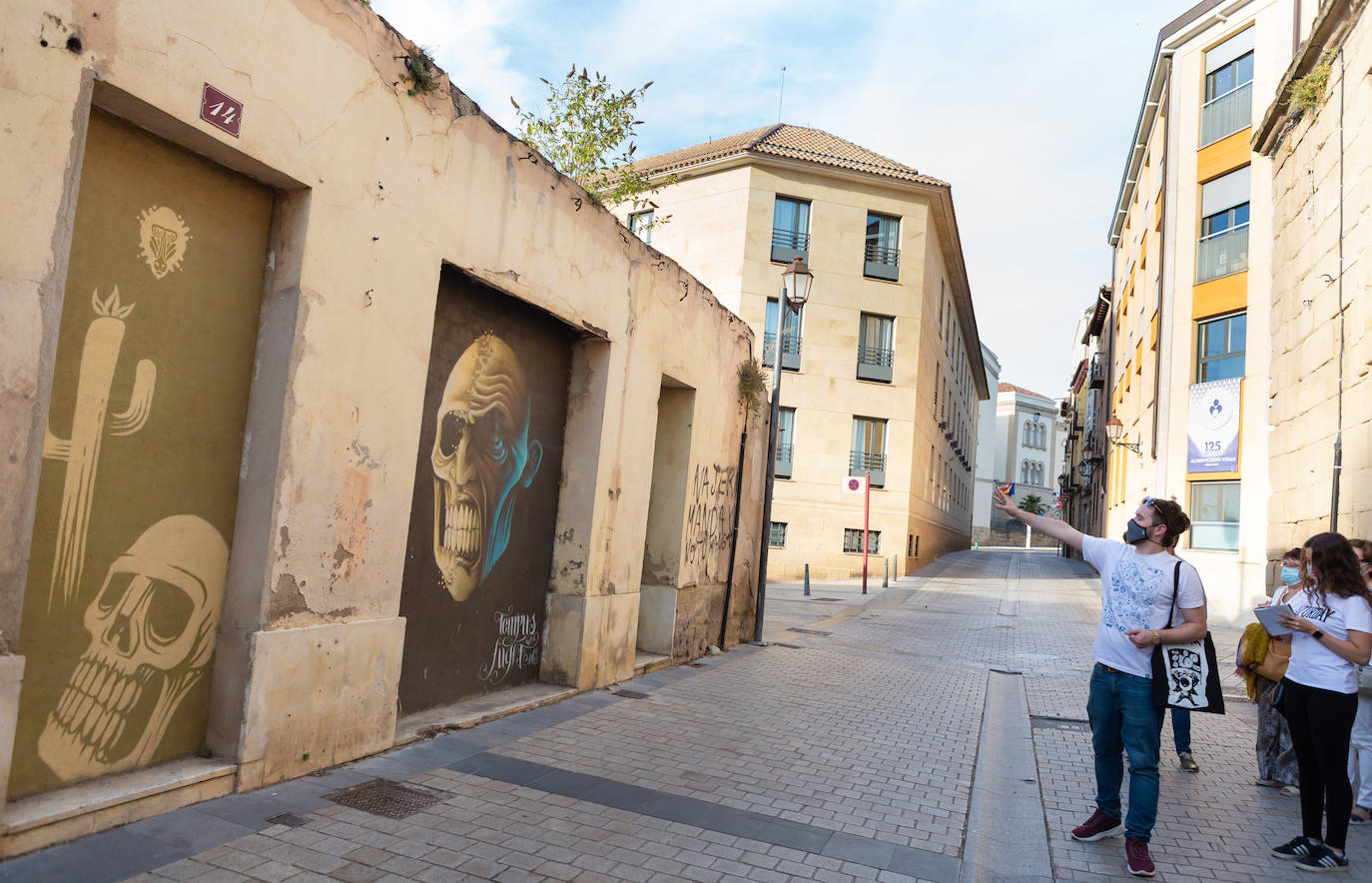 Las visitas guiadas, que tienen lugar entre este viernes y el próximo sábado, 1 de agosto, desvelan los secretos e historias de los murales que decoran el callejero logroñés 