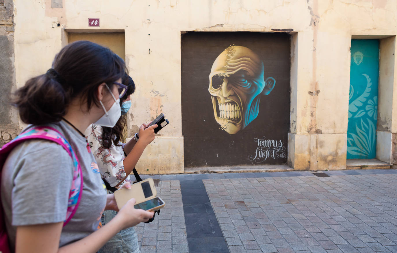 Las visitas guiadas, que tienen lugar entre este viernes y el próximo sábado, 1 de agosto, desvelan los secretos e historias de los murales que decoran el callejero logroñés 