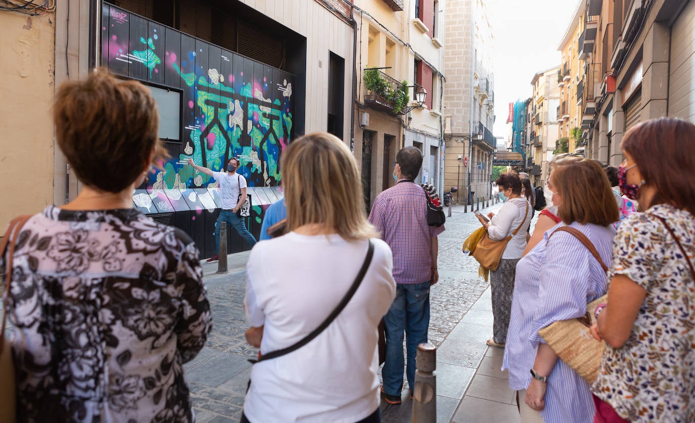 Las visitas guiadas, que tienen lugar entre este viernes y el próximo sábado, 1 de agosto, desvelan los secretos e historias de los murales que decoran el callejero logroñés 