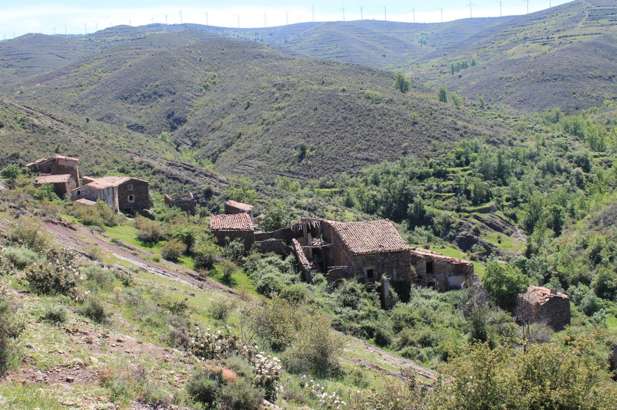 Restos de lo que fue Buzarra, localidad en el valle del río Jubera, en el término municipal de Robres del Castillo.. 