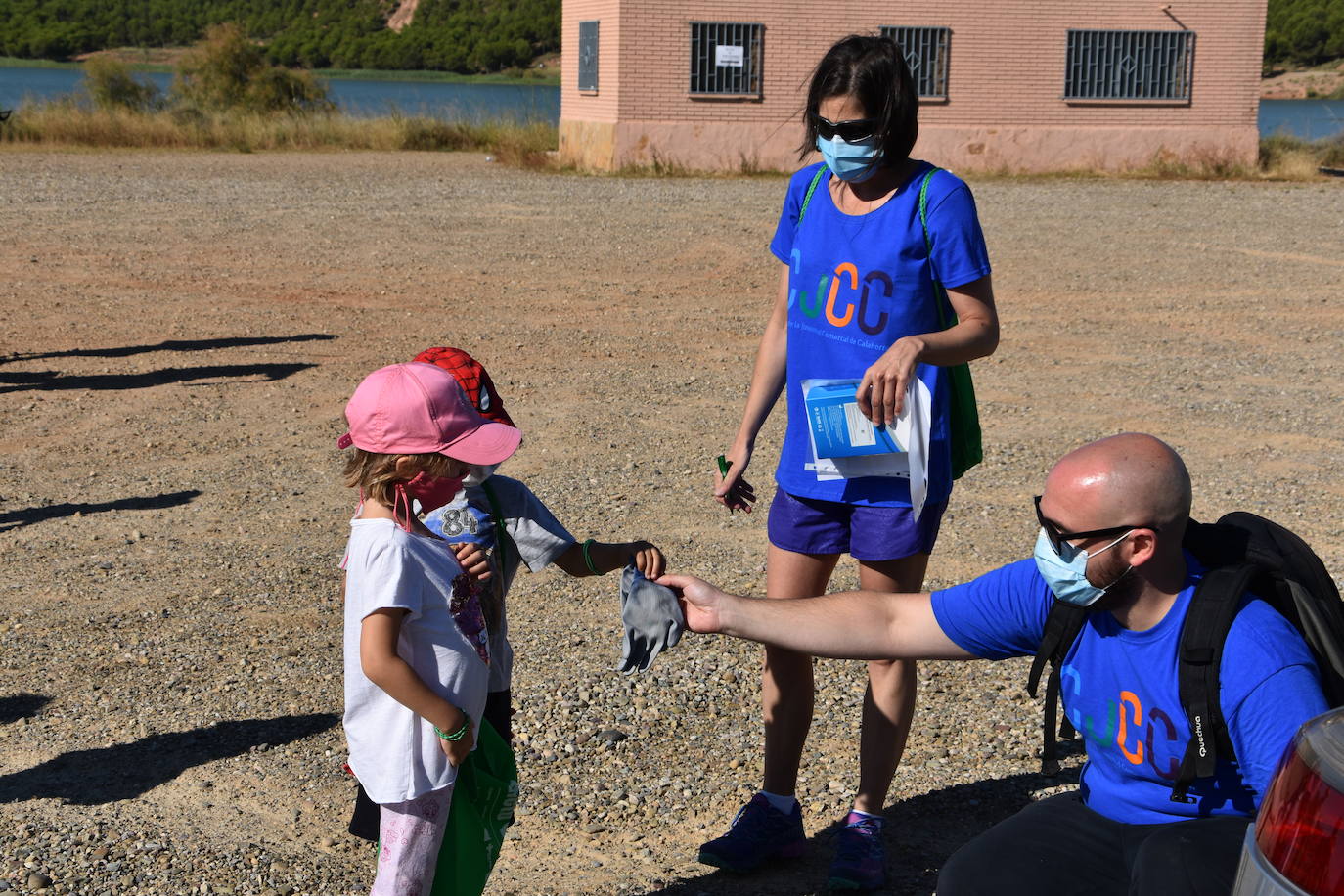 El Consejo de la Juventud de Calahorra organizó ayer el 'Reto verde' para limpiar el entorno del pantano del Perdiguero