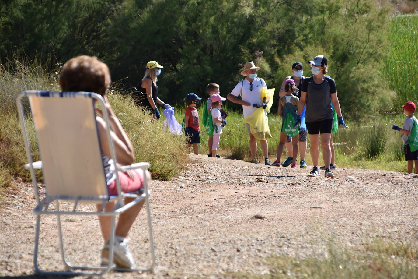 El Consejo de la Juventud de Calahorra organizó ayer el 'Reto verde' para limpiar el entorno del pantano del Perdiguero
