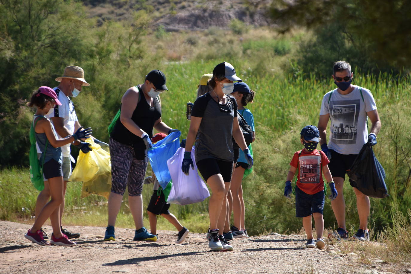 El Consejo de la Juventud de Calahorra organizó ayer el 'Reto verde' para limpiar el entorno del pantano del Perdiguero