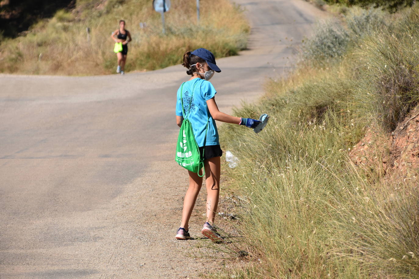 El Consejo de la Juventud de Calahorra organizó ayer el 'Reto verde' para limpiar el entorno del pantano del Perdiguero