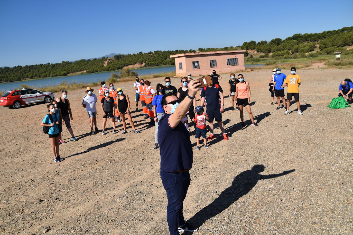 El Consejo de la Juventud de Calahorra organizó ayer el 'Reto verde' para limpiar el entorno del pantano del Perdiguero