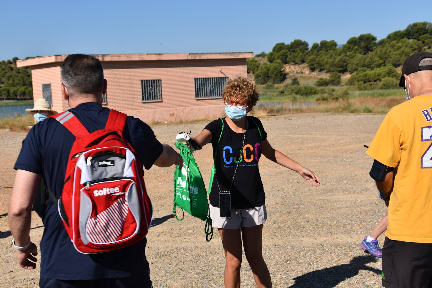 El Consejo de la Juventud de Calahorra organizó ayer el 'Reto verde' para limpiar el entorno del pantano del Perdiguero