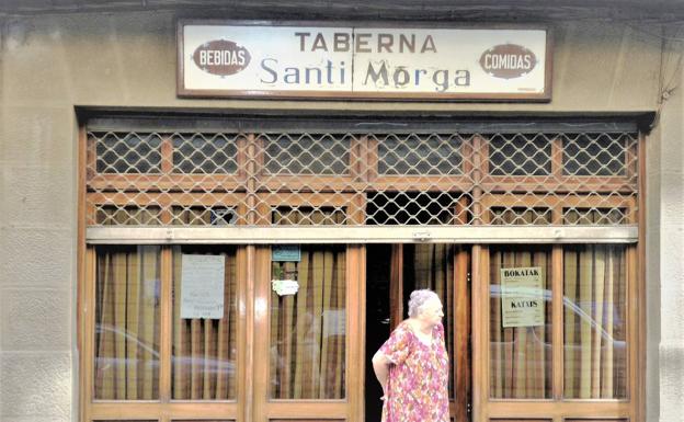 Imagen principal - Taberna Santi Morga (Gernika). Segunda imagen, en Valencia. Cartel de Tritón (Gijón).