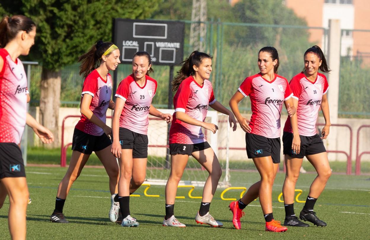 Parte de la plantilla del EDF Logroño en Pradoviejo durante una sesión de entrenamiento de la presente pretemporada . 