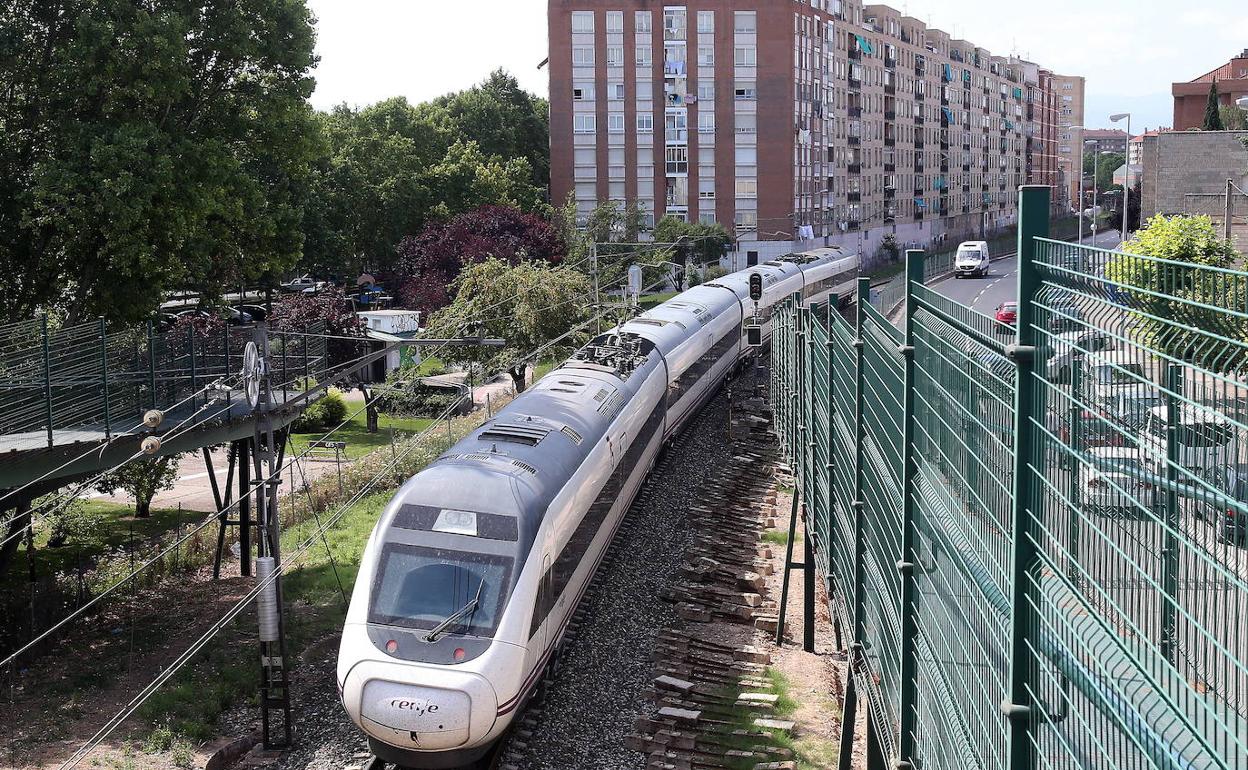 Un tren, a su paso por Logroño. 