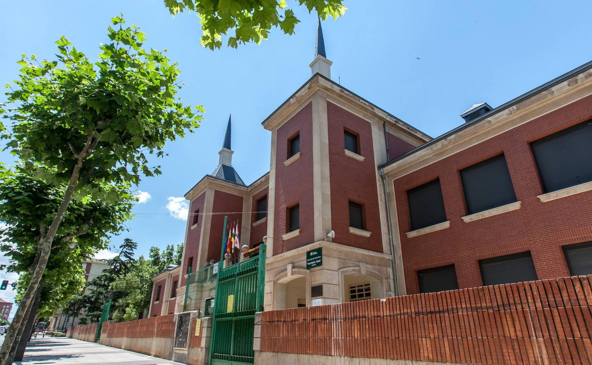 Fachada del colegio Vuelo Madrid Manila, de Logroño