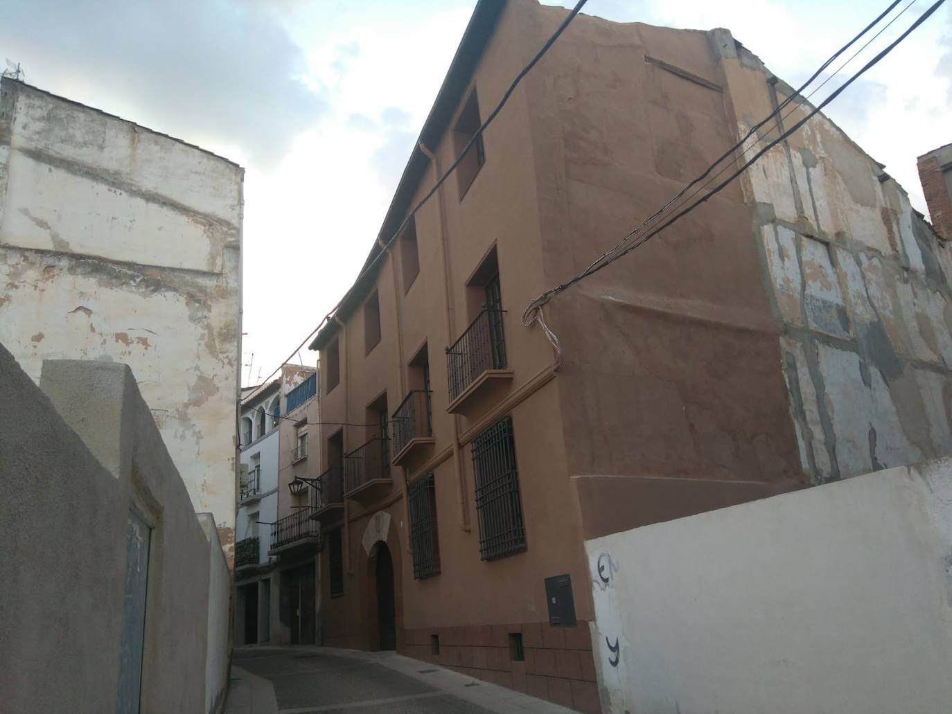 La Casa Carramiñana, en plena zona histórica de Calahorra, en la calle San Andrés, ha sido reformada y adaptada en su totalidad para albergar la oficina técnica de urbanismo y casco antiguo. Incluirá además el traslado al edificio de los responsables de agricultura y medio ambiente.