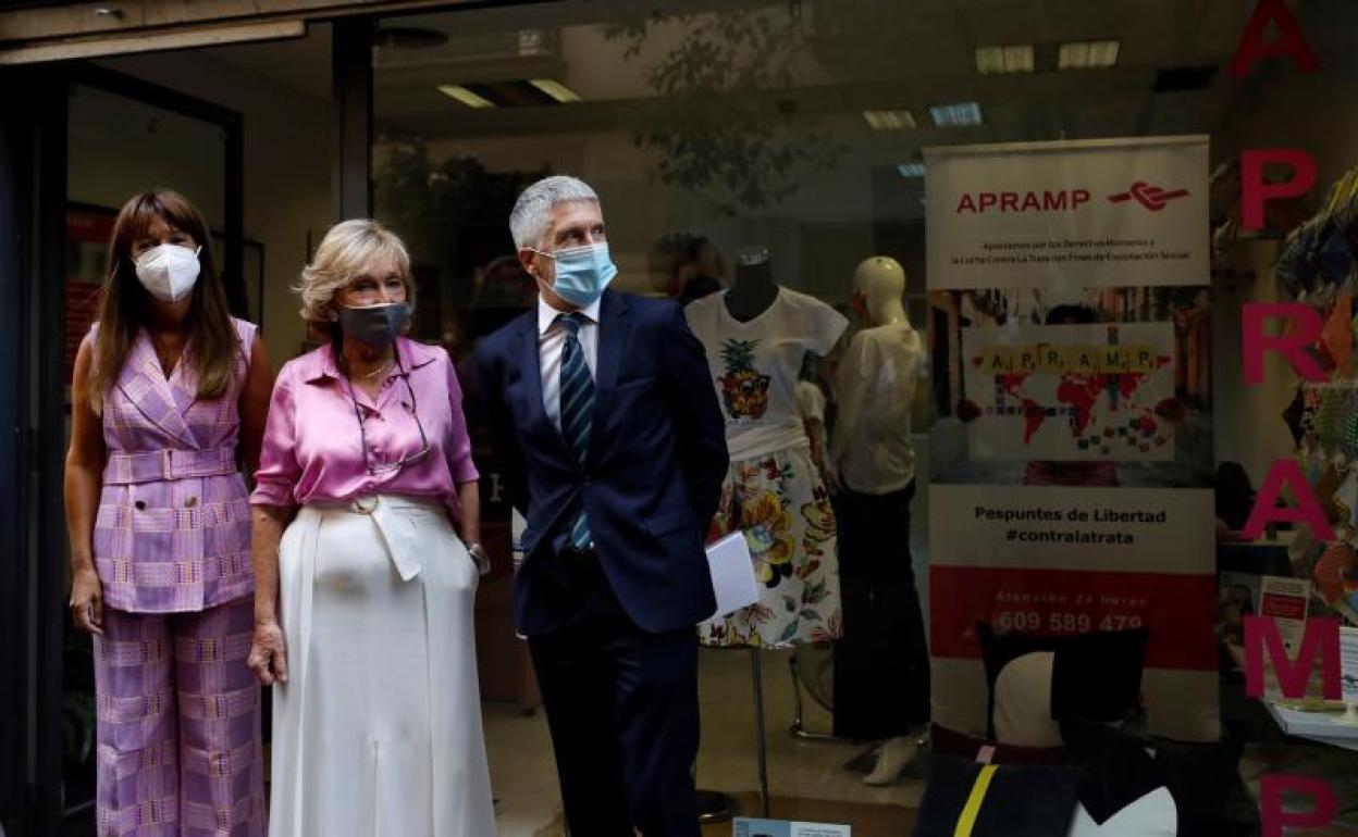 El ministro del Interior, Fernando Grande-Marlaska junto a Rocio Mora (i) y Rocío Nieto (c) 