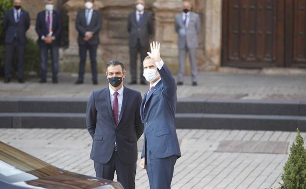 Felipe VI recorre Yuso en su primera visita como rey a San Millán