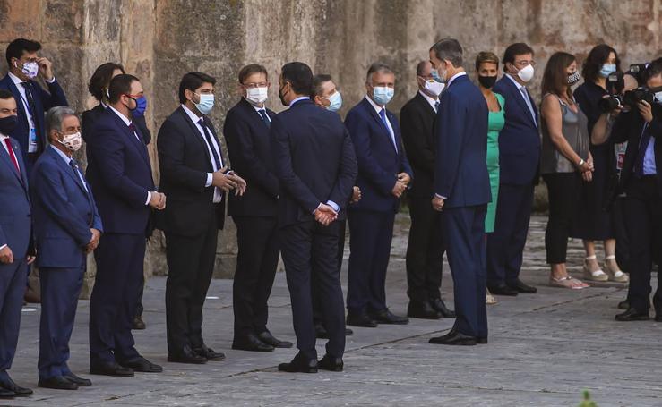 Los presidentes, medios de comunicación y los vecinos de San Millán reciben al Rey