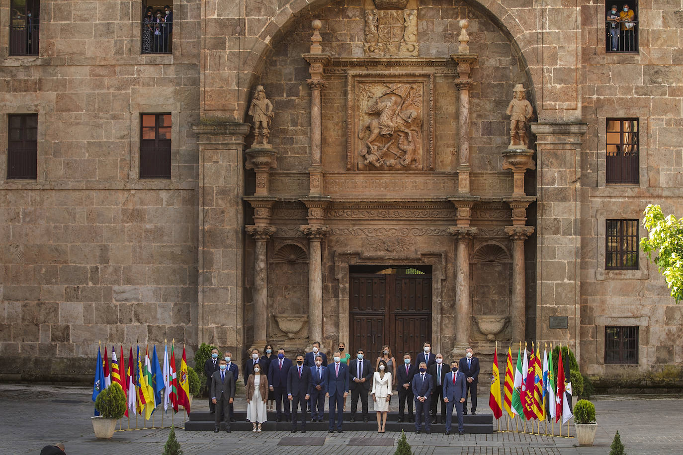 Poco a poco fueron presentándose en Yuso y se situaron para entrar a la celebración de la reunión