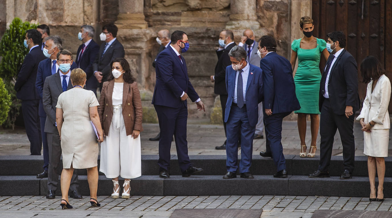 Poco a poco fueron presentándose en Yuso y se situaron para entrar a la celebración de la reunión