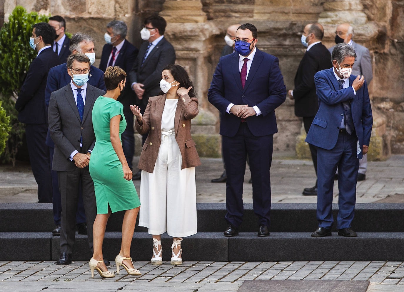 Poco a poco fueron presentándose en Yuso y se situaron para entrar a la celebración de la reunión