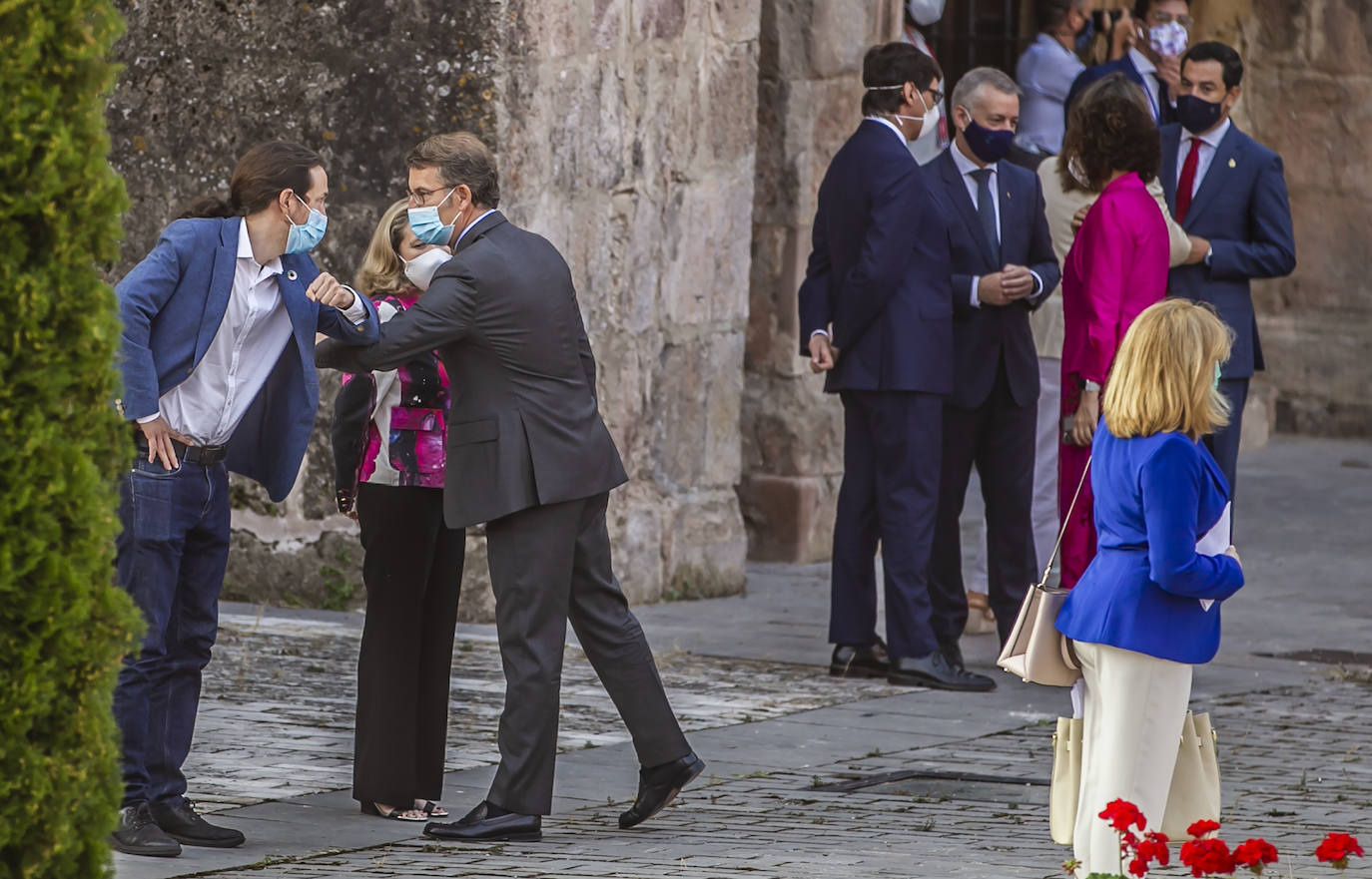 Poco a poco fueron presentándose en Yuso y se situaron para entrar a la celebración de la reunión