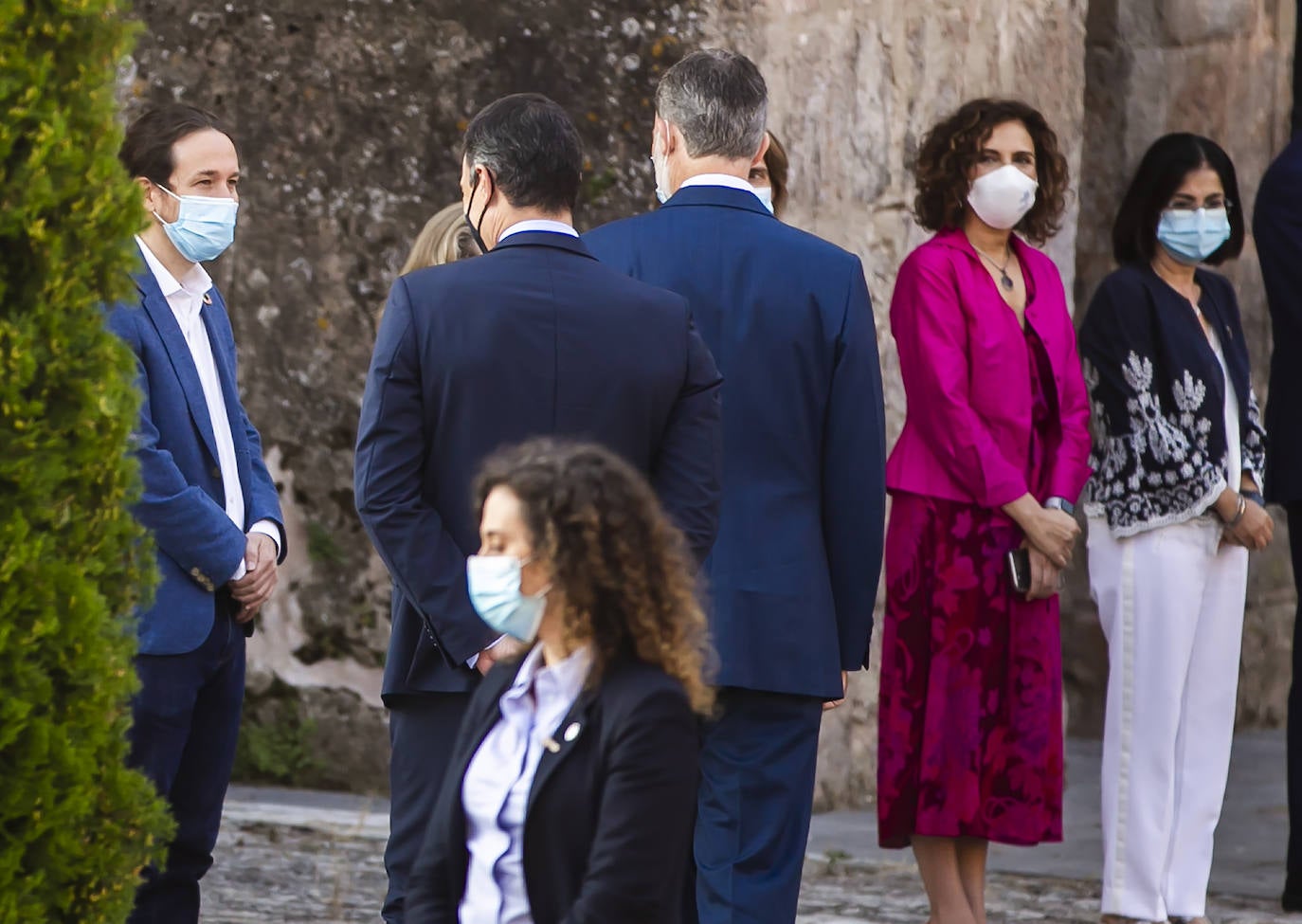 Felipe VI ha saludado a la gente que le ha dado la bienvenida, así como a cada uno de los políticos de la Conferencia de Presidentes