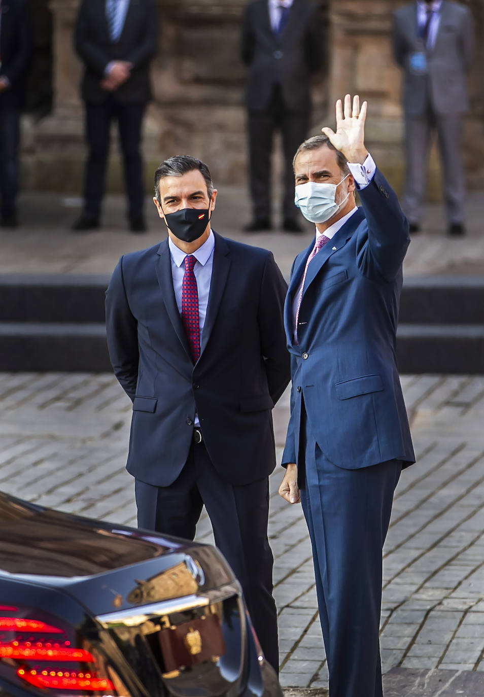 Felipe VI ha saludado a la gente que le ha dado la bienvenida, así como a cada uno de los políticos de la Conferencia de Presidentes