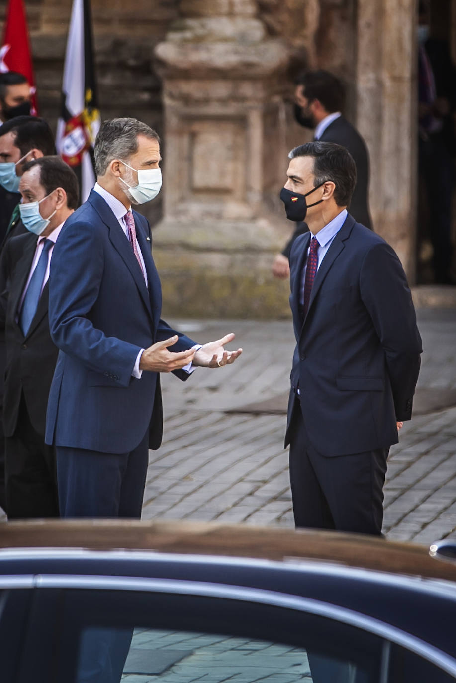 Felipe VI ha saludado a la gente que le ha dado la bienvenida, así como a cada uno de los políticos de la Conferencia de Presidentes