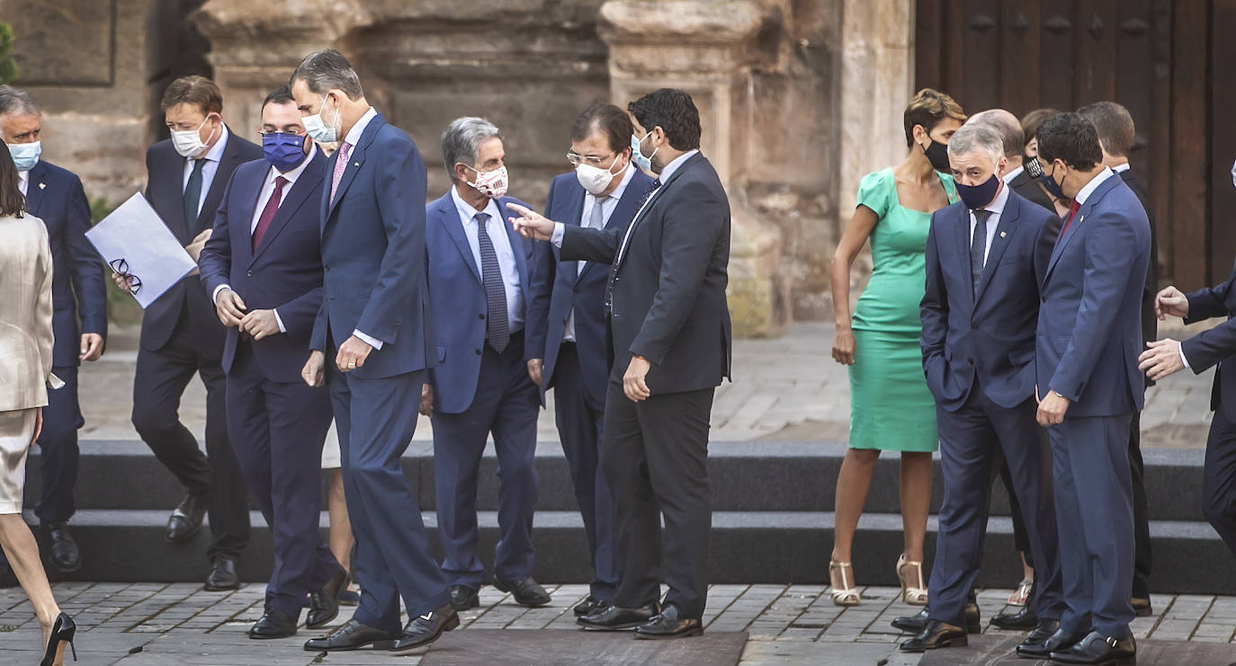 Felipe VI ha saludado a la gente que le ha dado la bienvenida, así como a cada uno de los políticos de la Conferencia de Presidentes