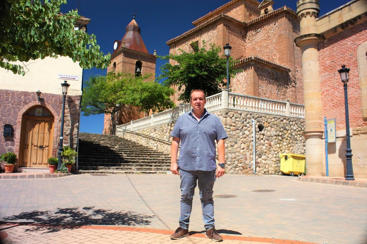 Guillermo Martínez, con el palacio de los Manso de Zúñiga y la iglesia a su espalda. 