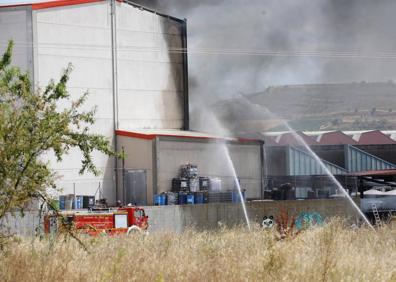 Imagen secundaria 1 - Controlado el incendio en una fábrica de barnices de Oyón