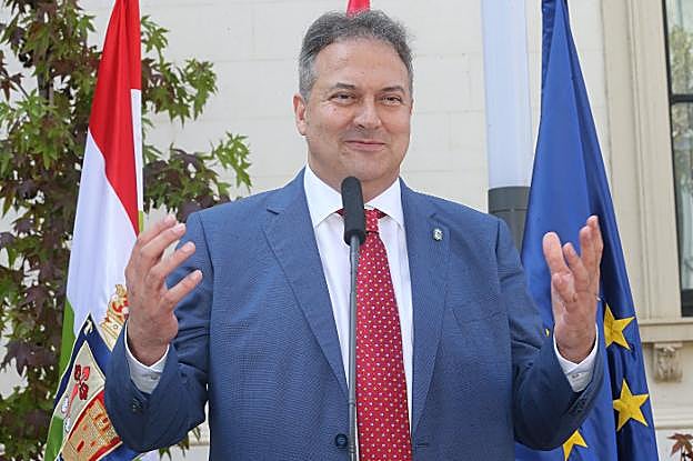 La comunidad educativa riojana aplaude la marcha de Luis Cacho del Gobierno 