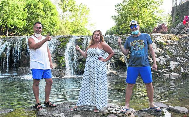 Iván Santamaría y familia, junto a la cascada del Oja. 