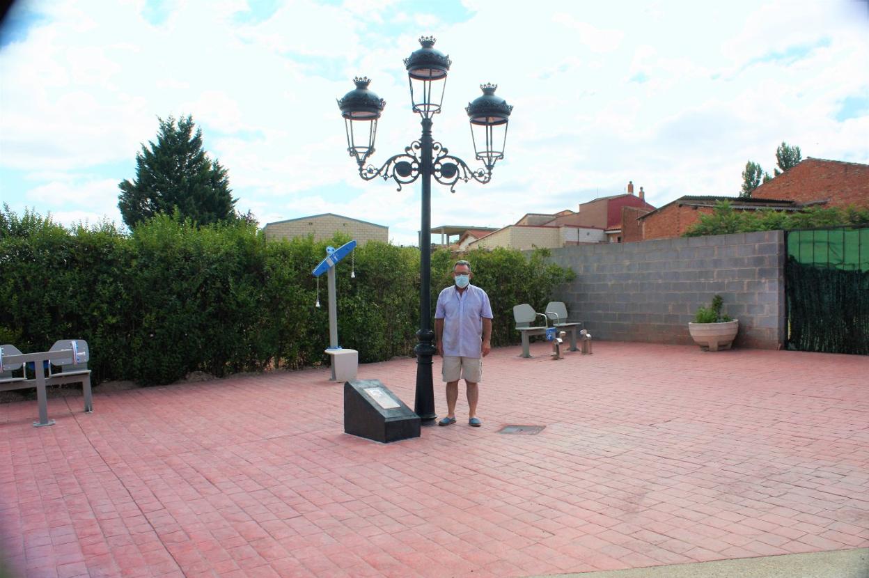 El alcalde de Alesón, Luis María Melón, en la nueva plaza. 