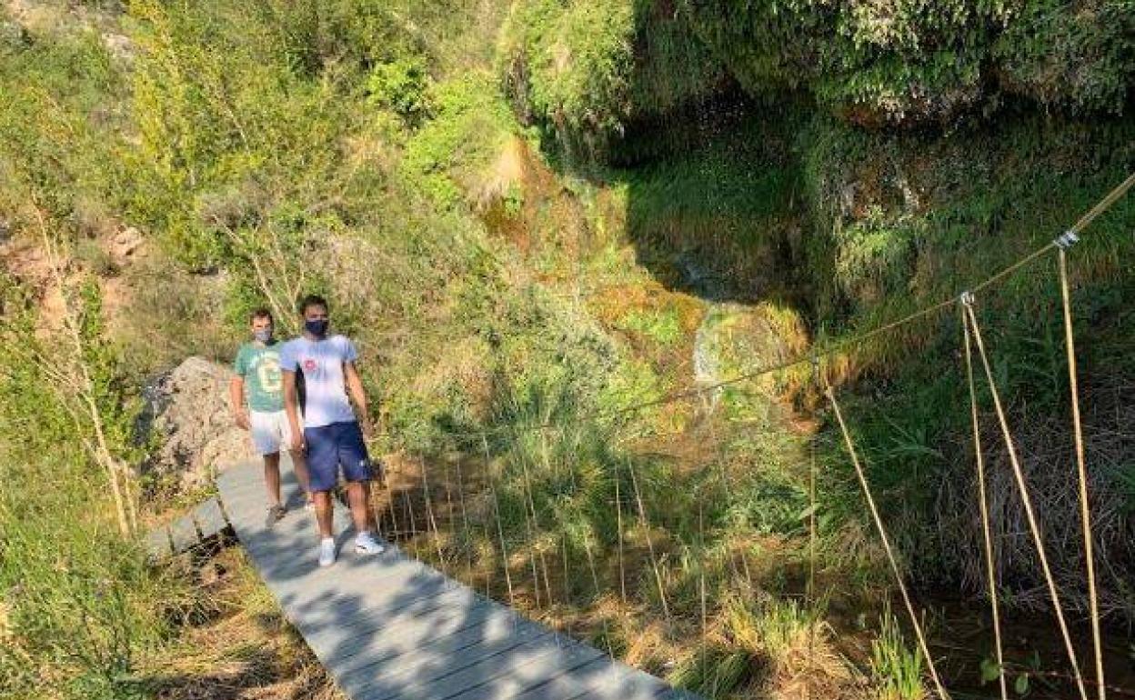 Nalda estrena su propio puente colgante