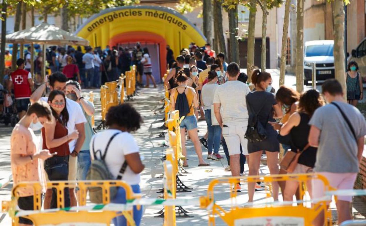 Cola de personas en Terrasa para realizarse la prueba PCR. 