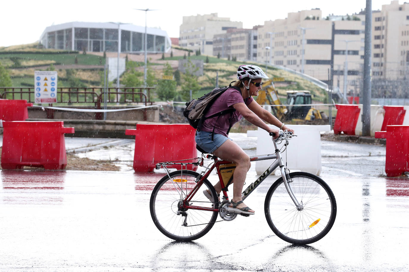 La lluvia ha caído en distintos momentos de este viernes en el que los termómetros llevaban a los ciudadanos a buscar la sombra en distintos rincones de la ciudad de Logroño