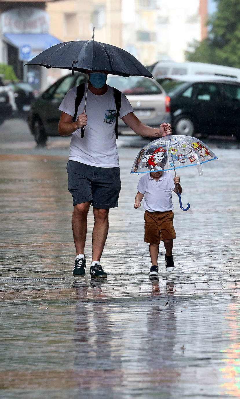 La lluvia ha caído en distintos momentos de este viernes en el que los termómetros llevaban a los ciudadanos a buscar la sombra en distintos rincones de la ciudad de Logroño