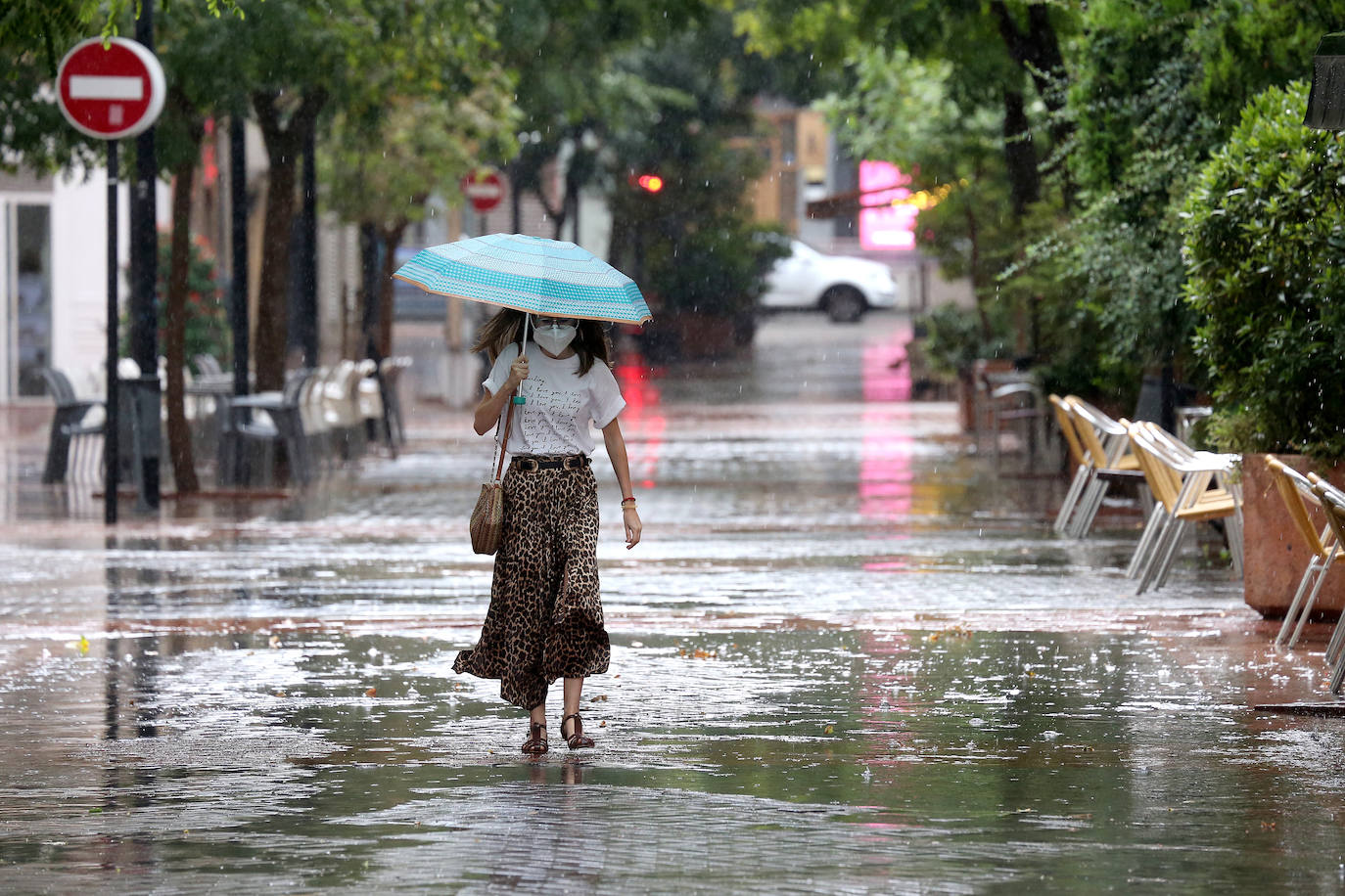 La lluvia ha caído en distintos momentos de este viernes en el que los termómetros llevaban a los ciudadanos a buscar la sombra en distintos rincones de la ciudad de Logroño