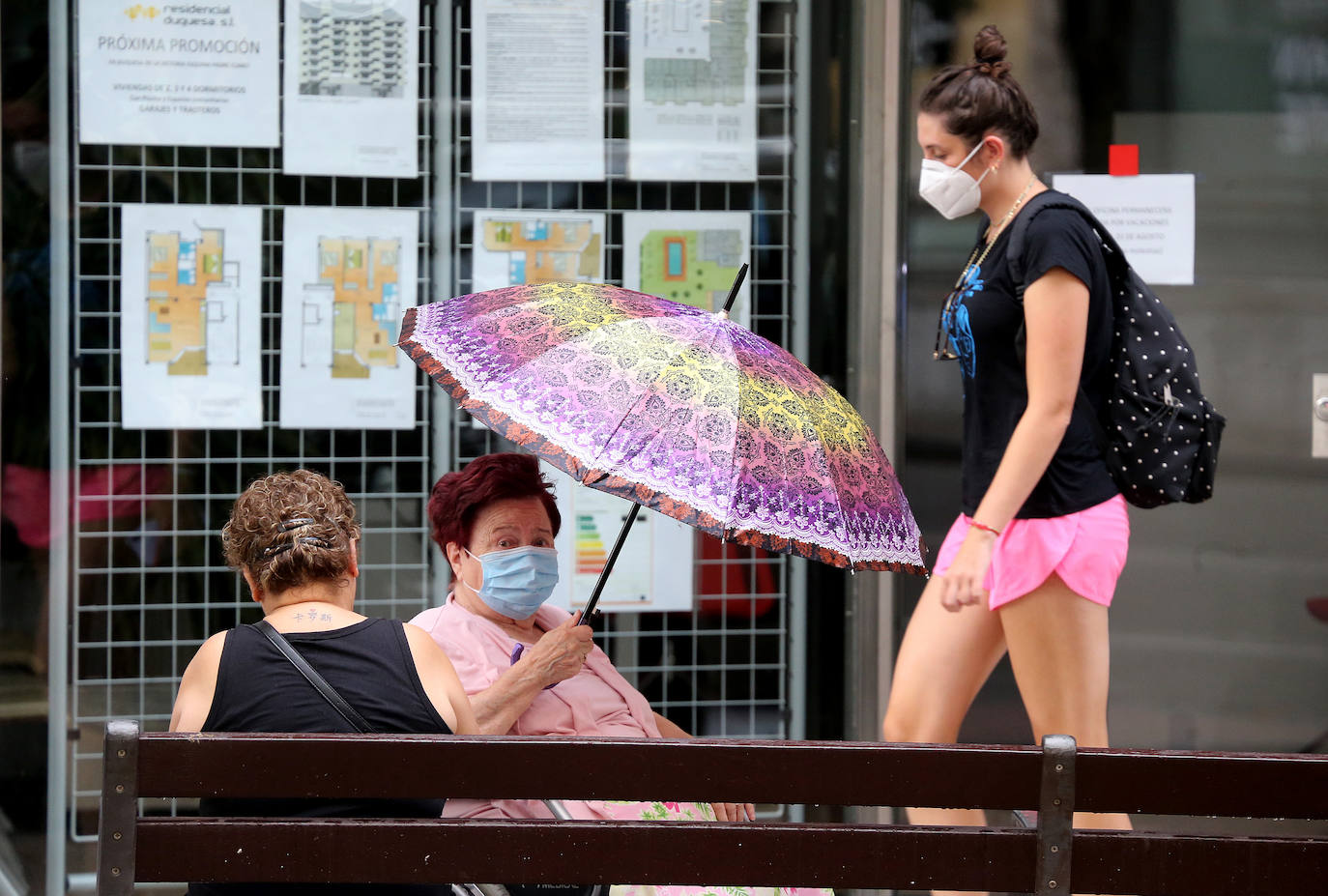 La lluvia ha caído en distintos momentos de este viernes en el que los termómetros llevaban a los ciudadanos a buscar la sombra en distintos rincones de la ciudad de Logroño