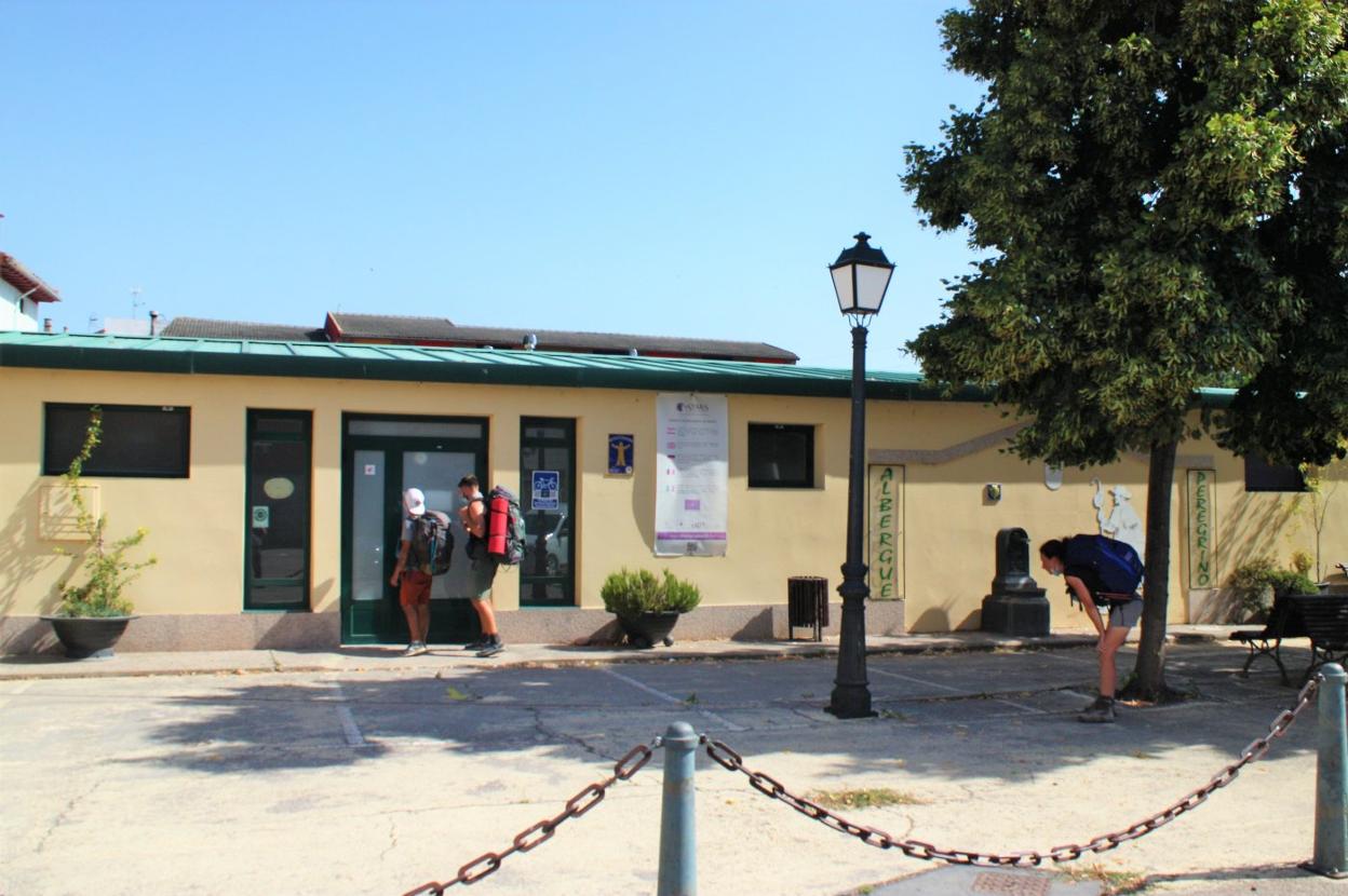 Unos peregrinos, a su llegada al albergue de Nájera ayer. 