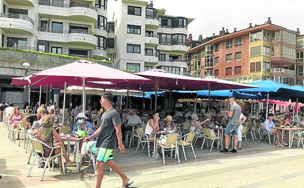 Imagen principal - Arriba, terrazas en el paseo marítimo. En medio, Palacio de Narros. Abajo, contador de bañistas en la playa.