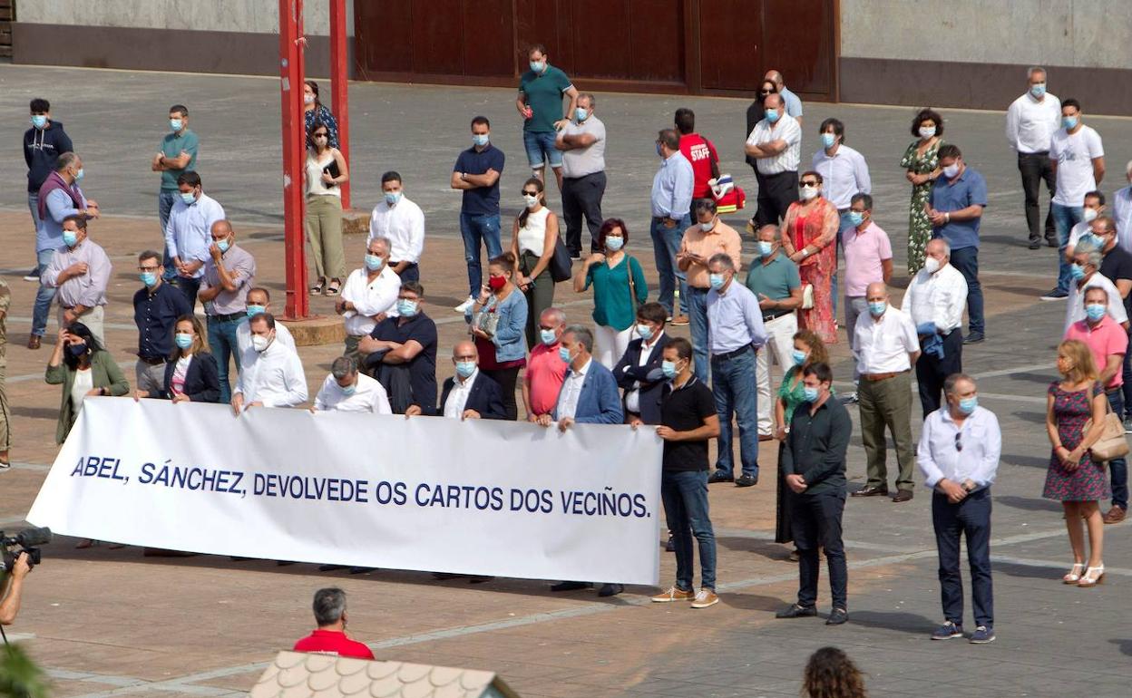 Alcaldes y portavoces municipales del PP protesta en Vigo contra el acuerdo de la FEMP y Hacienda. 