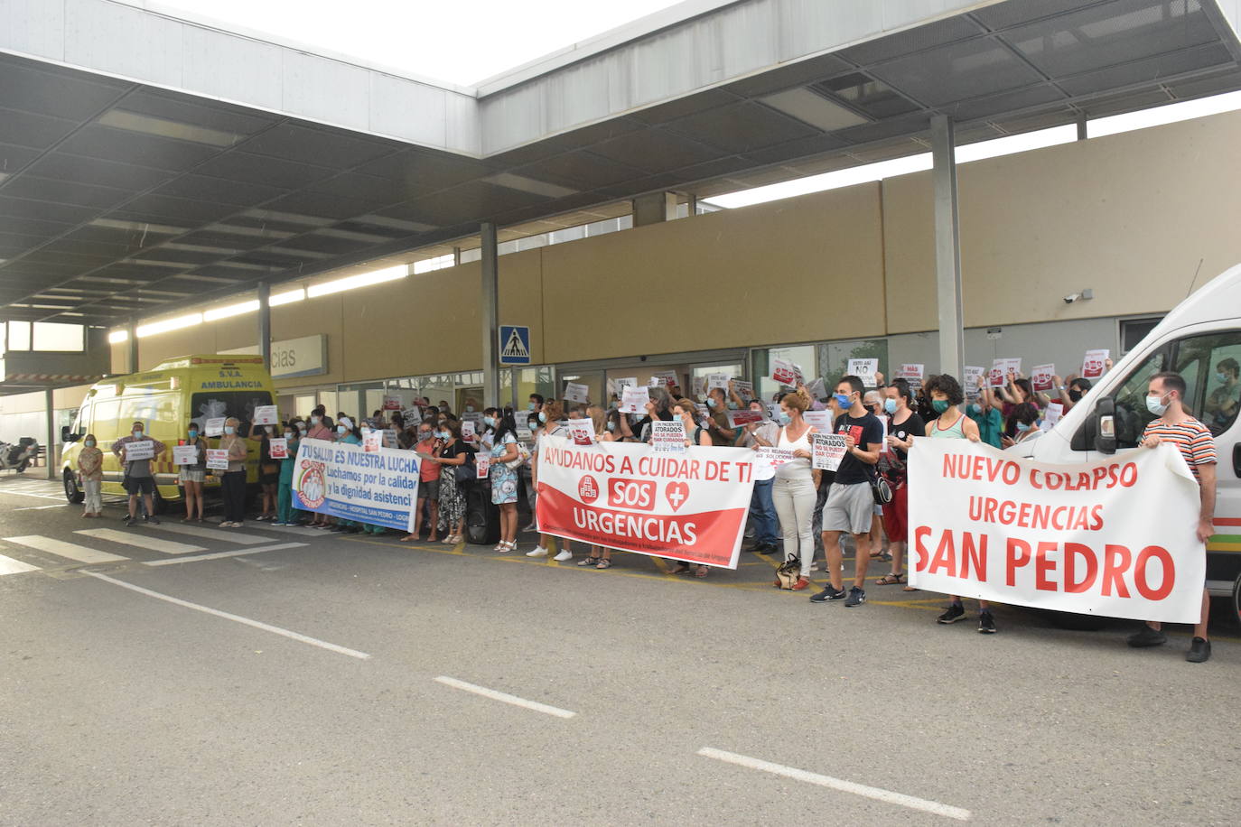 Los sanitarios y trabajadores volvieron a concentrarse este lunes para expresar sus reinvindicaciones