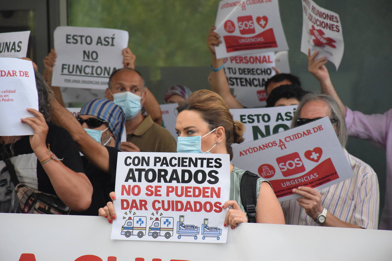 Los sanitarios y trabajadores volvieron a concentrarse este lunes para expresar sus reinvindicaciones